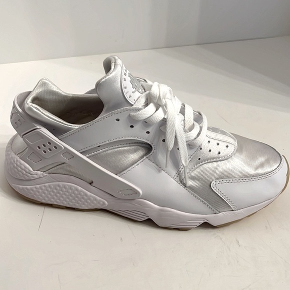 NIKE AIR MEN’S HUARACHE  WHITE AND GRAY  PLATINUM SNEAKERS SZ 11.5